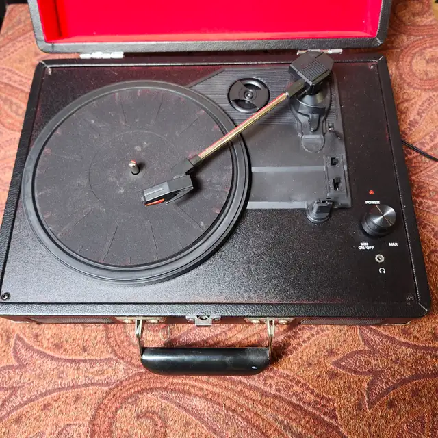 Crosley Suitcase Record Player / Turntable in Stereo Systems & Home Theatre in Chatham-Kent - Image 4