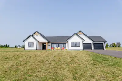 This is a furnished and all inclusive fixed lease from April 1st, 2025 to May 31st, 2026 Nestled in...