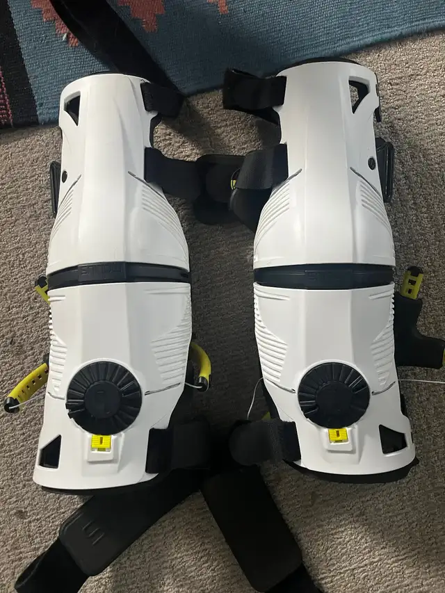 Mobius knee braces in Other in Revelstoke - Image 2