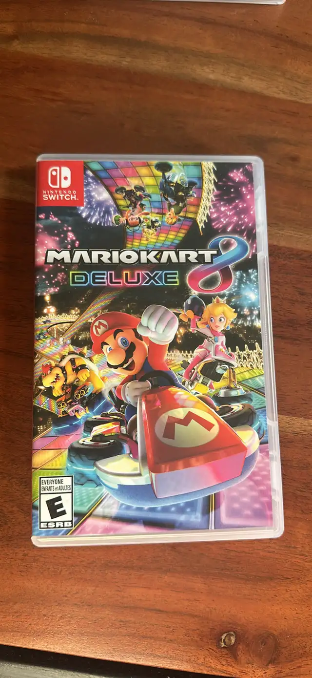 Nintendo switch OLED + 2 remotes + 2 games +case in Nintendo Switch in City of Montréal - Image 3