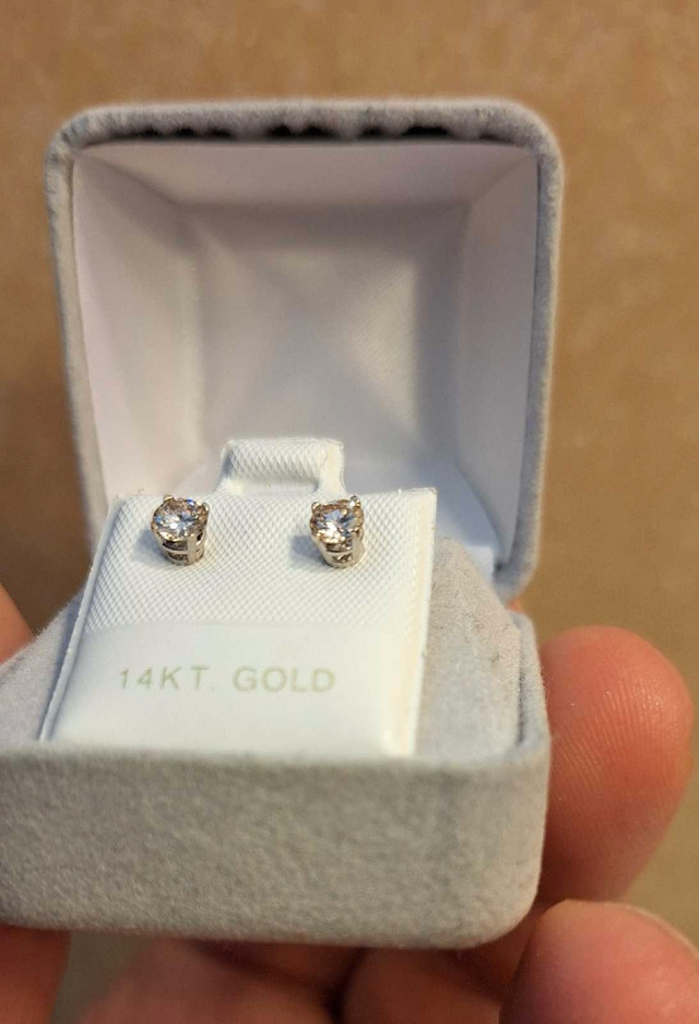 New .48ct tw diamond earrings with 14kt gold  in Jewellery & Watches in Calgary - Image 2