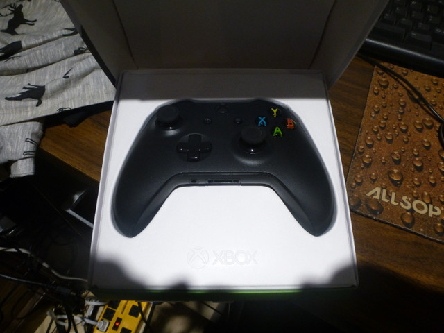 Brand New  Wireless Xbox One Controllers in XBOX One in London - Image 3