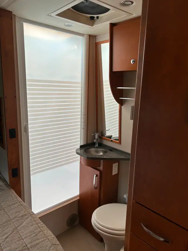 Leisure Travel Van Unity U24CB 2016 in RVs & Motorhomes in Granby - Image 5