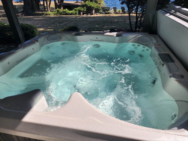 JACUZZI HOT TUBE J245™ CLASSIC HOT TUB WITH OPEN SEATING Hot Tubs