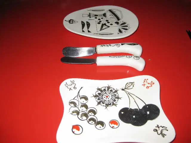 PLUSIEURS ARTICLES EN PORCELAINE in Arts & Collectibles in Laval / North Shore - Image 7