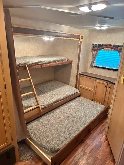 2010 KZ Spree Model #318BHS 31 ft RV Tip out bunk beds and livingroom/diningroom Full kitchen (fridg...