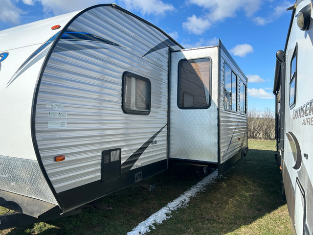 2019 XLR Boost toy hauler 27qbx  in Travel Trailers & Campers in Calgary - Image 4