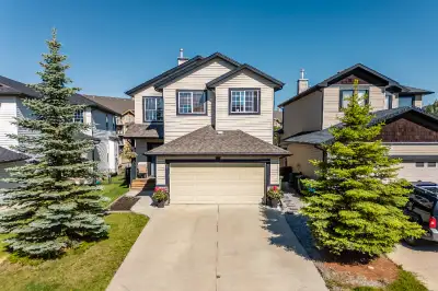 This bright, well-maintained home in the community of Sunset Ridge in Cochrane offers comfort and fu...