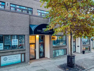 Looking for a comfortable and convenient short-term rental? This fully furnished one-bedroom apartme...