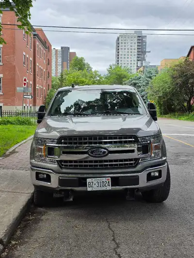 This 2019 Ford F-150 XLT 4X4 is a reliable and capable pre-owned truck, perfectly suited for both da...