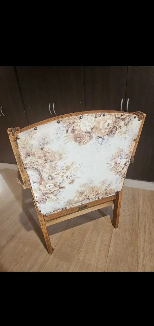 Kroehler Upholstered Armchair in Chairs & Recliners in Markham / York Region - Image 3