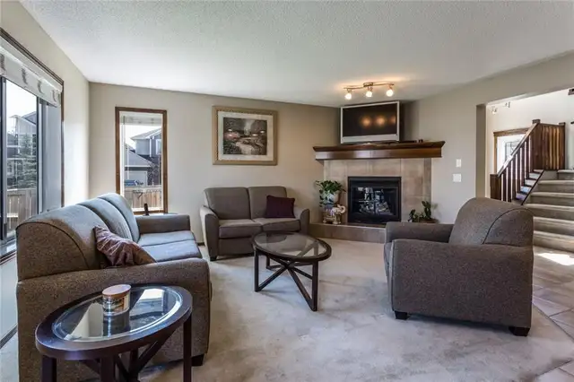 2-STOREY, 3 BED, 3.5 BATH, BONUS ROOM, ATTACHED GARAGE & DEVEOPE in Long Term Rentals in Calgary - Image 4