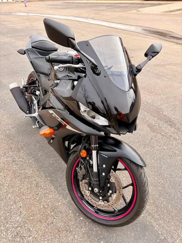 2024 Yamaha YZF-R3 – Single Owner – Only 2,304 km in Sport Bikes in Calgary - Image 3