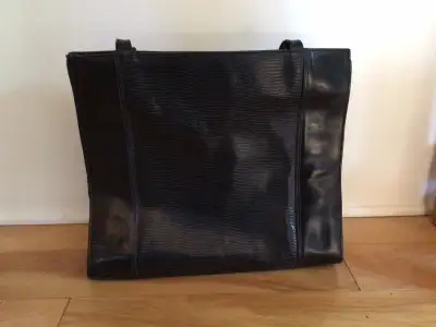 PAR: EDMOND SALAMA VAGI COLLECTION FAIT AU CANADA DOUBLÉ DE BEAUX TISSUS GRANDEUR: 14 pouces de larg...