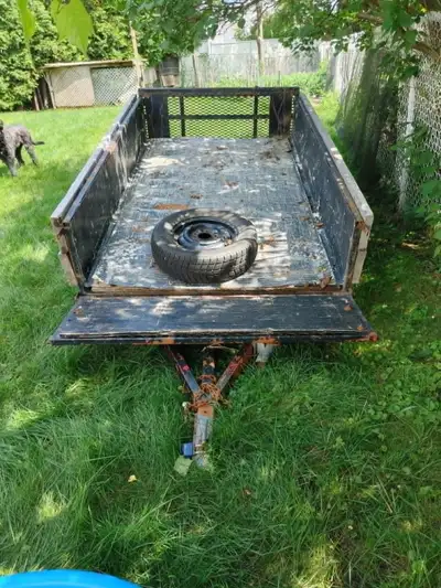 La remorque a un squelette (frame) en acier avec une suspension à lames de 1750 lb chacune, dont une...