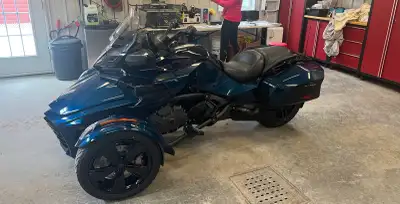 Je vends mon Can-Am Spyder en excellente condition. Ce roadster à trois roues offre une expérience d...