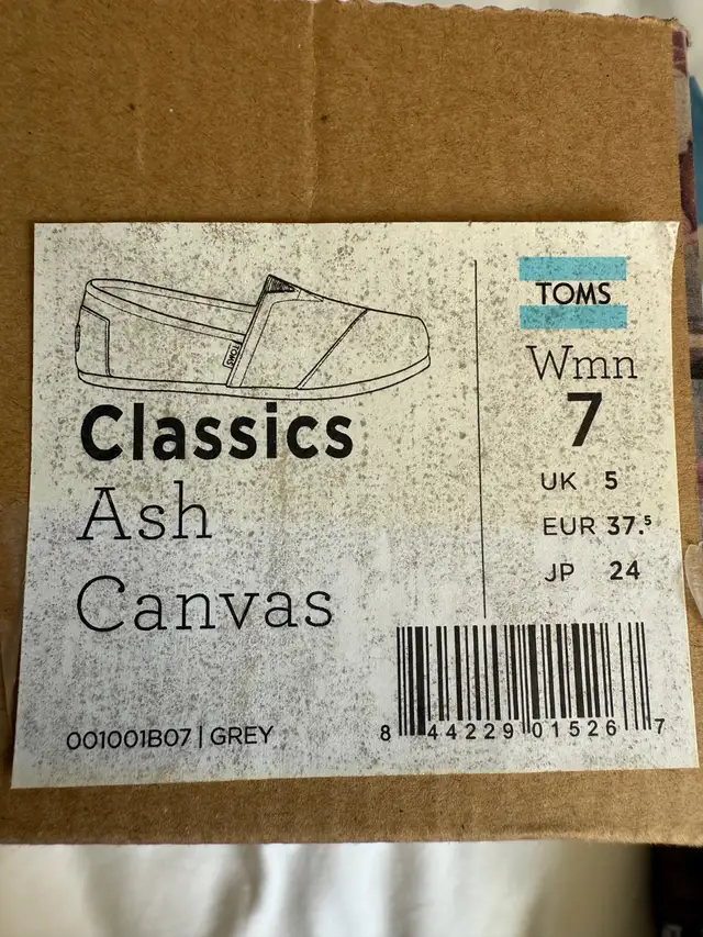 Women's Original Classic TOMS Canvas Shoes, Size 7, Ash in Women's - Shoes in Markham / York Region - Image 5