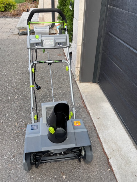 Electric Snow Blower in Snowblowers in City of Toronto - Image 2