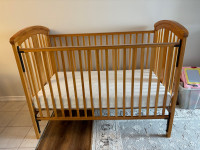 Used baby crib with a very clean mattress 