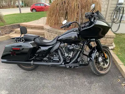 Détails : - Modèle : Harley-Davidson Road Glide ST - Année : 2023 - Couleur : Vivid Black - Kilométr...