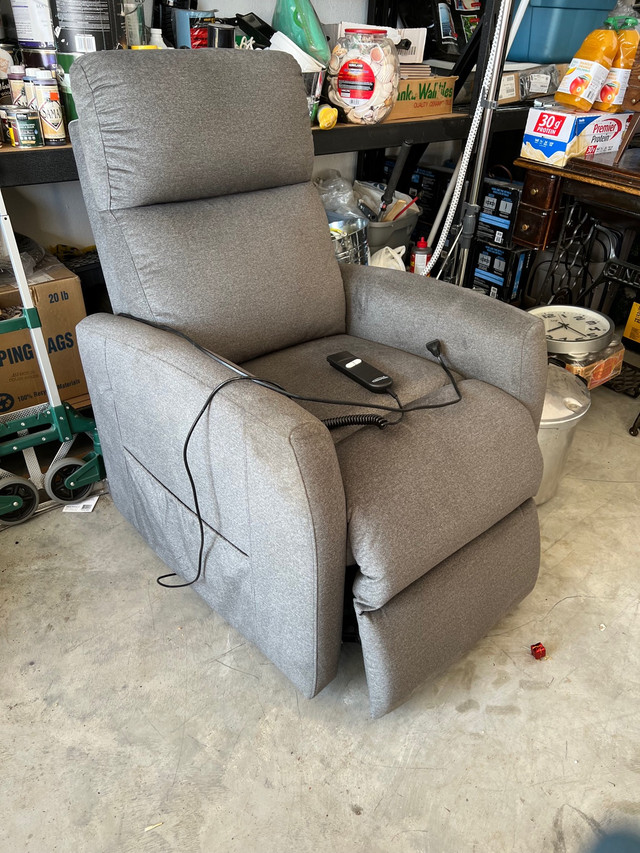 Lift recliner for sale in Chairs & Recliners in Grande Prairie - Image 2