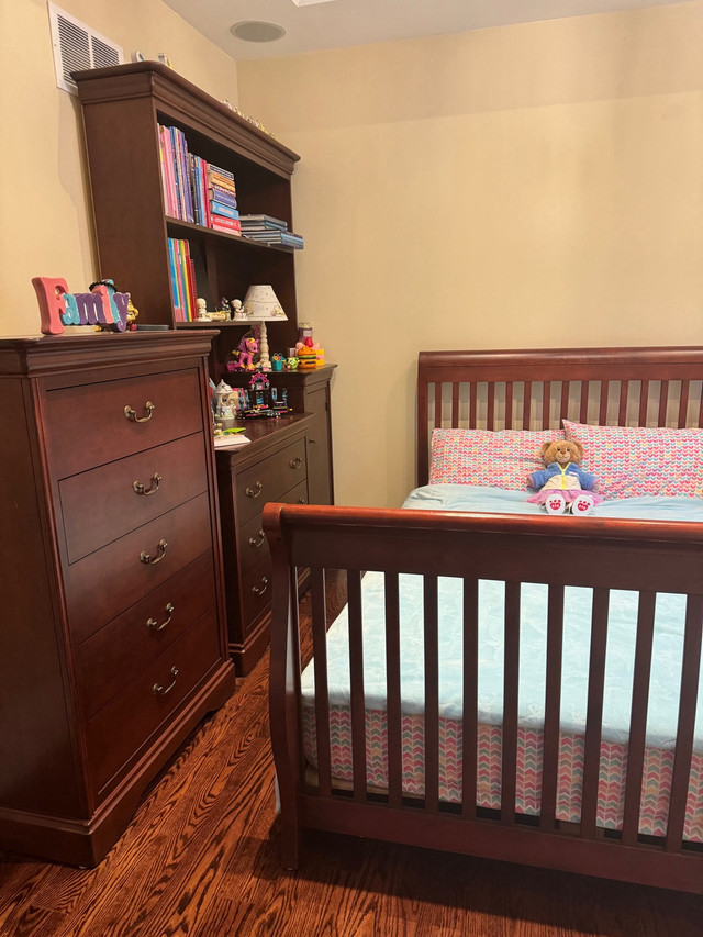 Solid wood baby crib set in mahogany in Cribs in City of Toronto