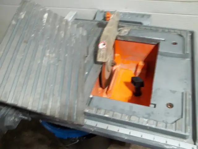 SCIE  A   CÉRAMIQUE   AVEC   RESERVOIR  D,EAU in Power Tools in Laval / North Shore - Image 3