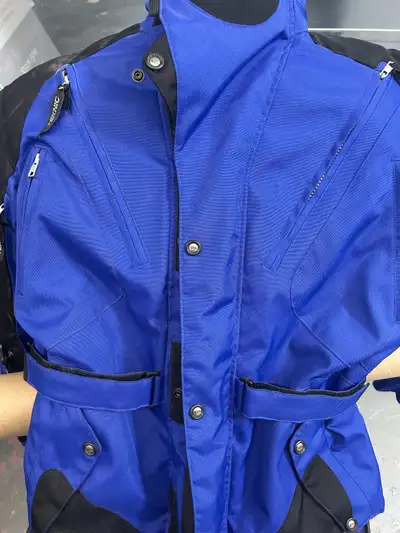 Wind proof. Waterproof Great condition Tons of padding everywhere Size is on the tag in the one pic