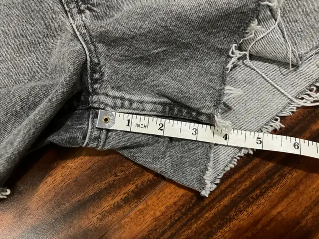Gap women’s size 28 (6) denim shorts, grey distressed in Women's - Bottoms in Oshawa / Durham Region - Image 10