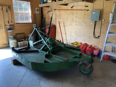 Largeur de 6 pieds. S'attache par 3 points derrière tracteur et actionnée par PTO. Achetée usagée, m...