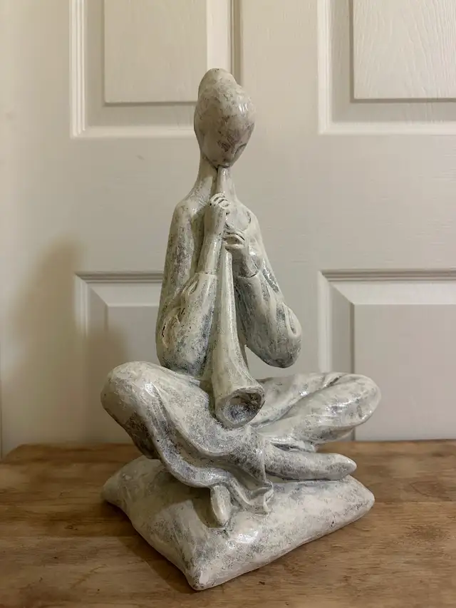 Vintage Leonardo sculpture girl with  horn musical instrument in Arts & Collectibles in City of Montréal - Image 7