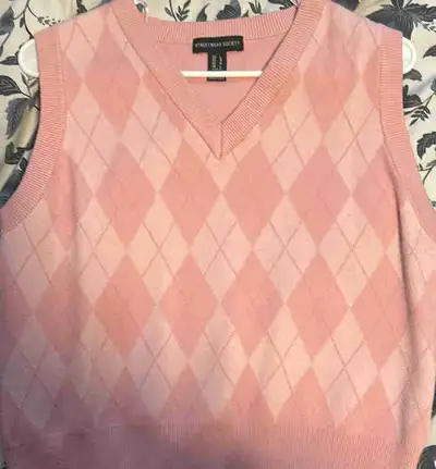Only worn once. A bit darker due to dye stains, but still looks nice. Size medium-large.