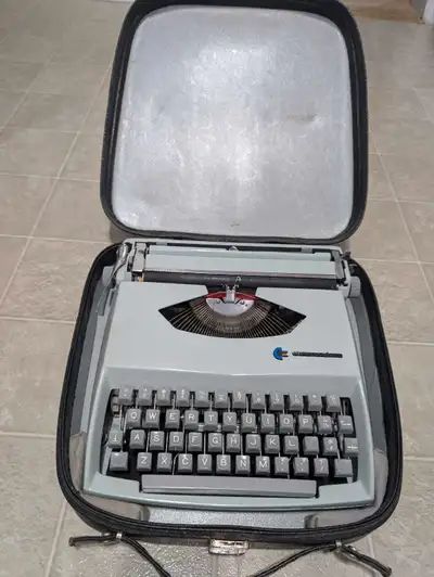 Hard to find Vintage Commodore Typewriter. Comes in original case . Great shape see, pictures $100 p...