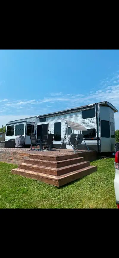 2018 42 ft Wildwood Grand Lodge with 3 tip outs and a double loft. Includes all contents like dishes...