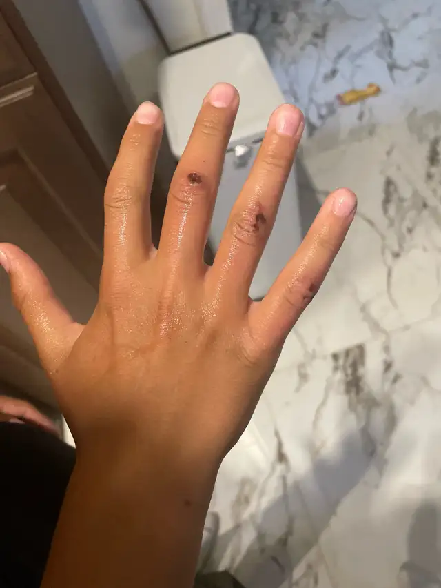 Two hands462792254114375681
