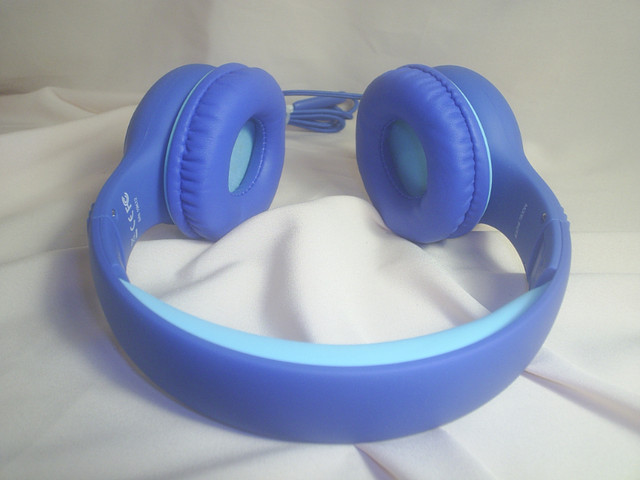 Kid Headphones (Blue) in Headphones in Sarnia - Image 3