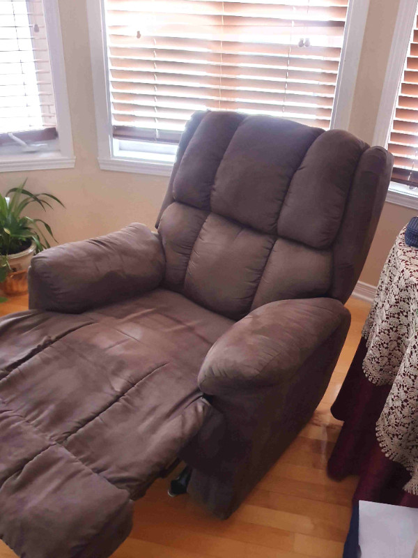 Price Reduced !!!  Chamois Recliner dans Chaises, Fauteuils inclinables  à Laval/Rive Nord - Image 4