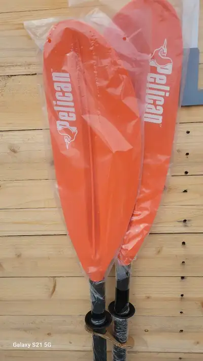 Voici une toute nouvelle pagaie de kayak Pelican, idéale pour vos aventures nautiques. Elle est oran...