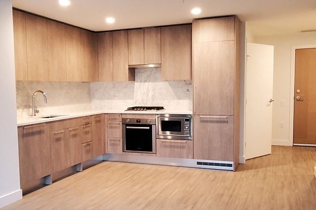 Metrotown - Sun Tower 2 - 1 bed + den (Burnaby South) 2
