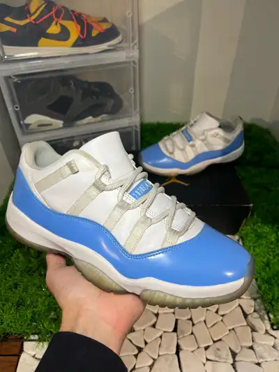 Worn pair of AJ11 Low UNC, comes with everything original. Perfect summer shoe to pop out with. Bott...
