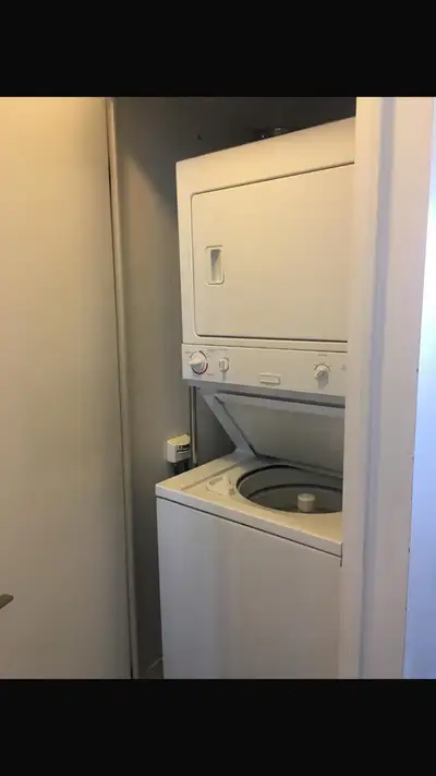 1 bed + den for rent @ 21 Carlton st downtown