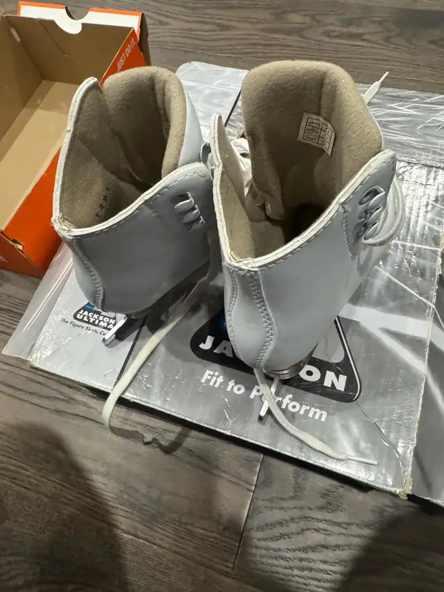 Jackson Mystique  Skates  Gril  Size 12 in Skates & Blades in Hamilton - Image 4