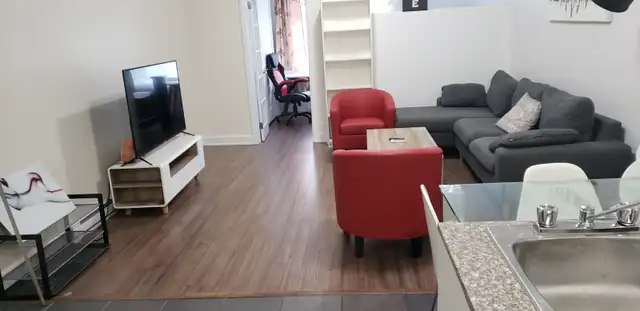 MÉTRO SNOWDON- 4 ½ CONDO DE LUXE CLIMATISÉ, ÉQUIPÉ, WIFI, ETC. in Long Term Rentals in City of Montréal - Image 11