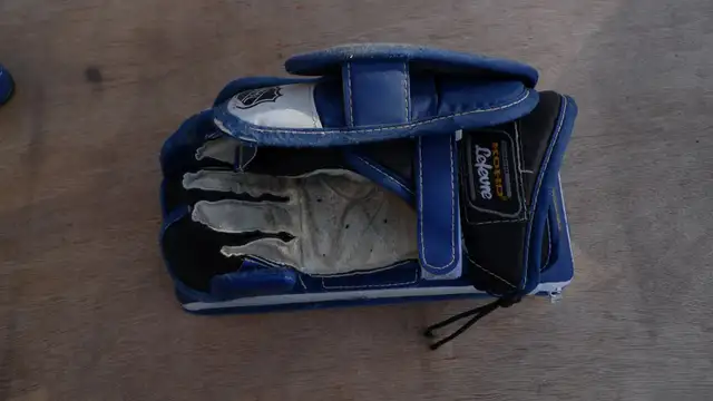 Hockey Goal pads and gloves (Youth) in Hockey in Calgary - Image 5