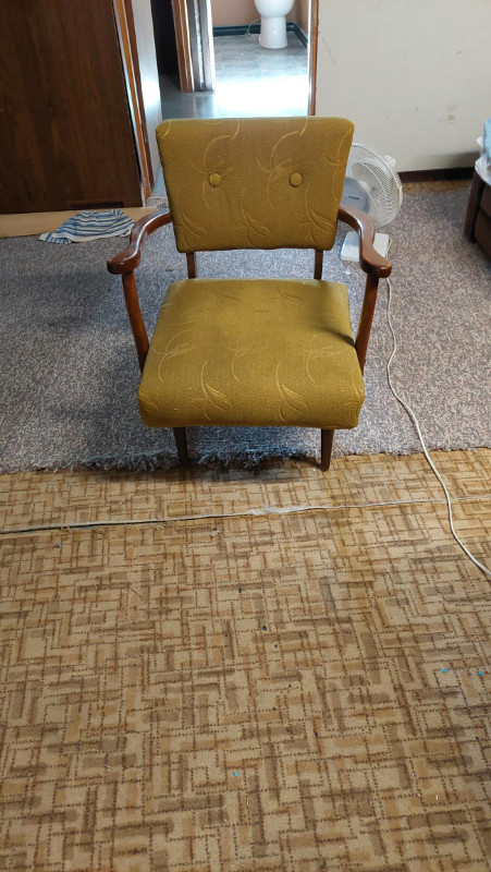 Fifties Vintage Arm Chair in Chairs & Recliners in Regina
