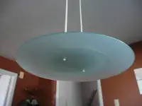 lampe en verre suspendue de salle à diner