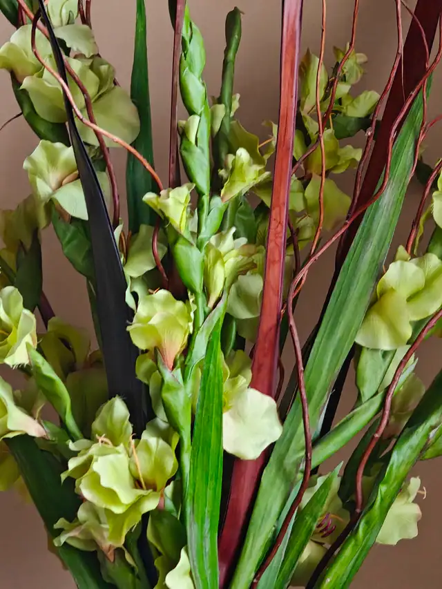 Tall Silk Gladiolus Floral Arrangement in Home Décor & Accents in Lethbridge - Image 4