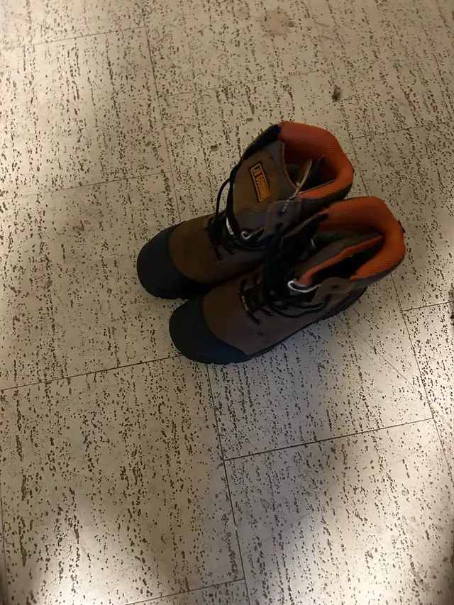 clothing work boots in Men's in Owen Sound - Image 3