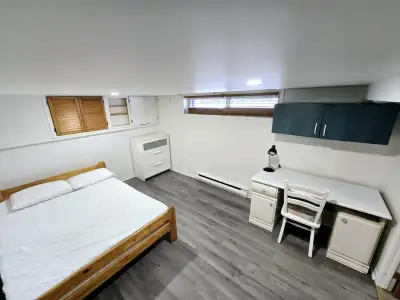 FRANÇAIS Chambre privée à louer dans un 4 ½ entièrement rénové, à partager avec un seul colocataire...