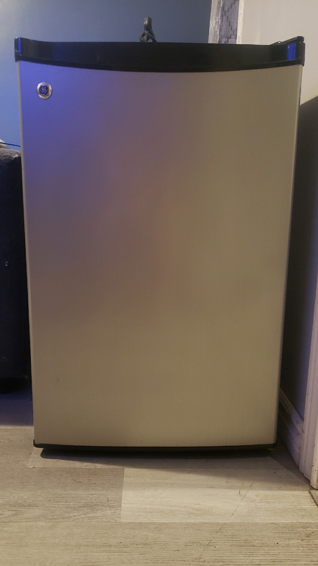 4.5 cubic foot bar fridge with freezer in Refrigerators in Hamilton - Image 3